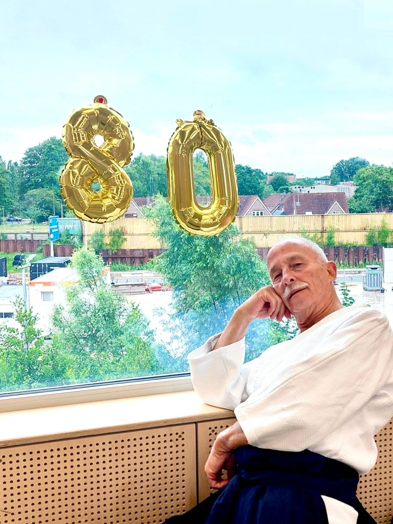 Ron poseert even op zijn 80e verjaardag, voor de training begint